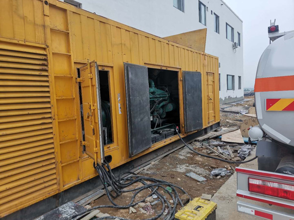 陆河如何在发电机出租合同中约定设备的维修和保养责任？