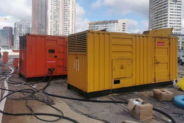 陆河压力测试时，发电机组的燃油系统需要达到多少压力？