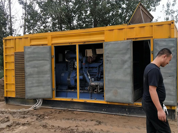 陆河进行柴油发电机组电瓶容量测试时，有哪些注意事项？